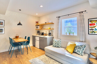 108 Bell Rd, Unit Furnished Apartment Suite in Asheville, NC - Foto de edificio - Building Photo