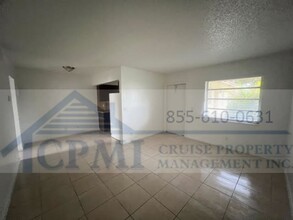 4875 - 4883 SW 65 Ave in Davie, FL - Building Photo - Interior Photo