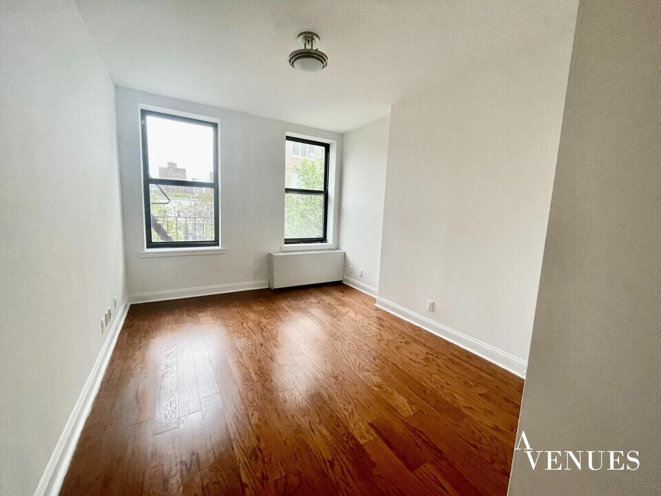 231 E 111th St in New York, NY - Foto de edificio