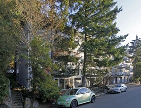Island Crest Apartments in Mercer Island, WA - Building Photo - Building Photo