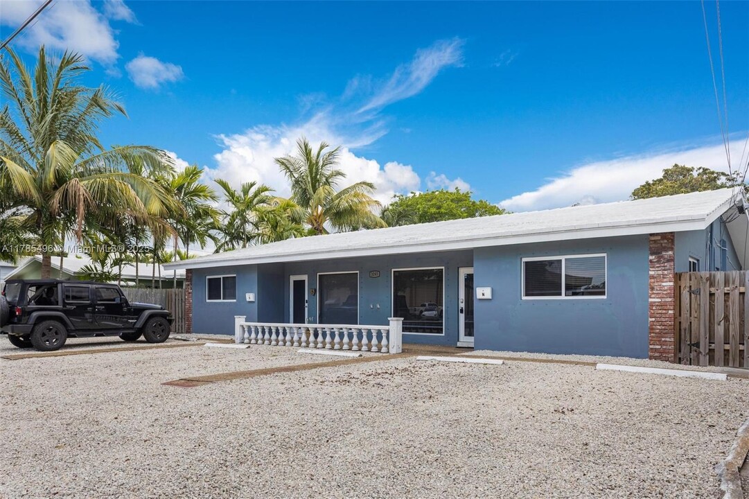 3241 NE 17th Ave in Oakland Park, FL - Foto de edificio