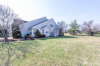 19 Breckenridge Ln in Monroe Township, NJ - Foto de edificio - Building Photo