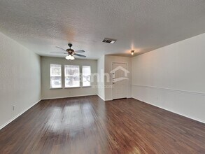 10423 Manor Crk in San Antonio, TX - Foto de edificio - Building Photo