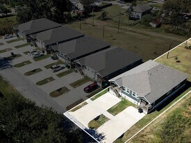 5905 Woodview Dr in Humble, TX - Building Photo