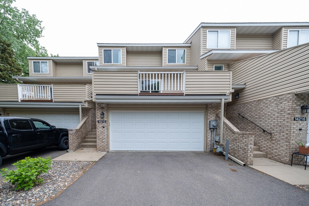 14210 Hibiscus Ct in Apple Valley, MN - Building Photo