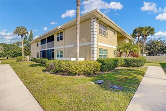 1560 SE Royal Green Cir in Port St. Lucie, FL - Foto de edificio - Building Photo