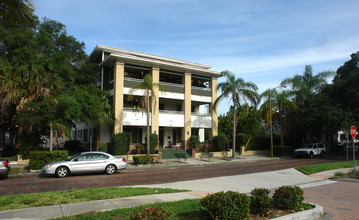 Sans Souci Apartments in St. Petersburg, FL - Foto de edificio - Building Photo