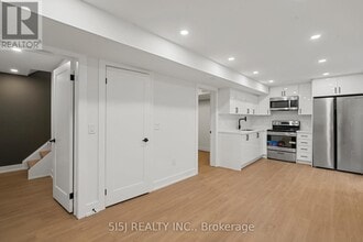 61 Crawford Rose Dr in Aurora, ON - Building Photo - Building Photo