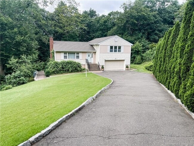 317 Weeping Willow Ln in Fairfield, CT - Building Photo - Building Photo