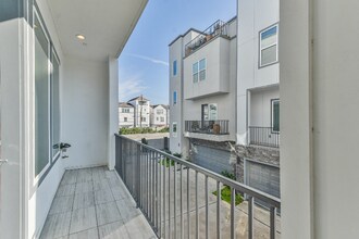 8411 Hempstead Rd in Houston, TX - Foto de edificio - Building Photo