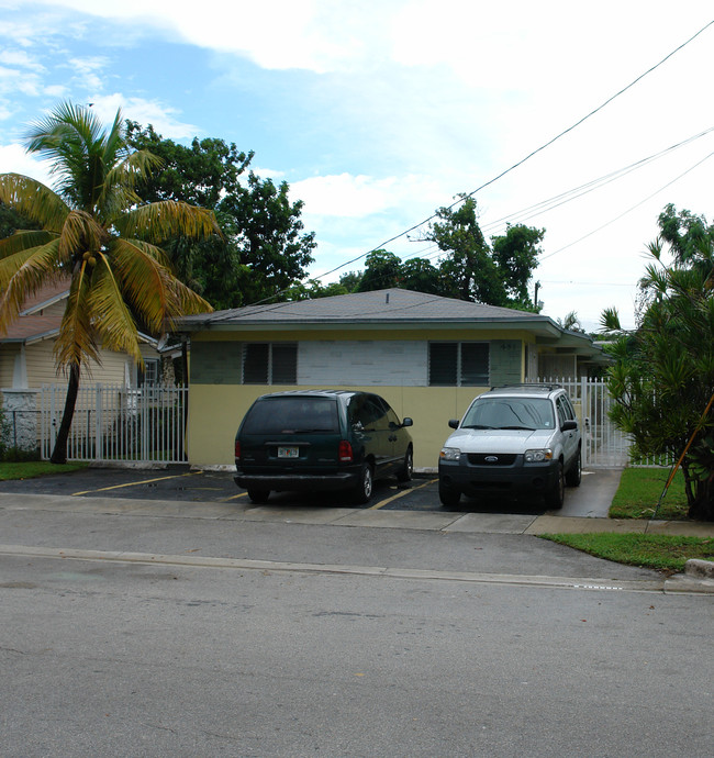 431 NE 70th St in Miami, FL - Foto de edificio - Building Photo