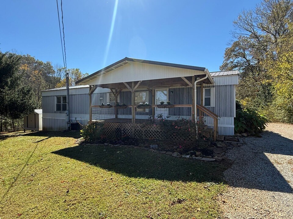 7268 Old Tuckaleechee Rd in Townsend, TN - Building Photo