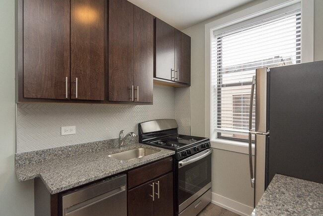 711 W Brompton Ave, Unit A03C in Chicago, IL - Building Photo - Building Photo