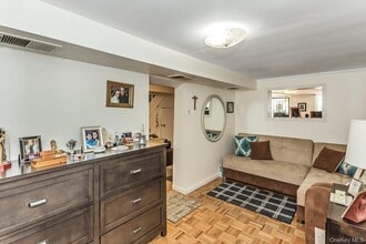 24-53-53 32nd St in Queens, NY - Foto de edificio - Building Photo
