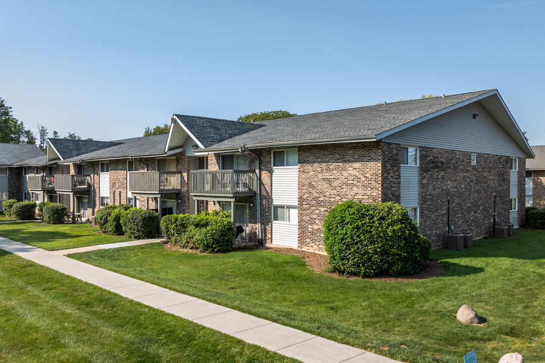 Waterfall Glen in Willowbrook, IL - Foto de edificio