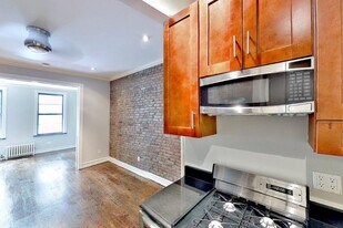 382 E 10th St in New York, NY - Building Photo