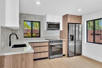 1123 NE 1st Ave.-Unit -2 in Fort Lauderdale, FL - Building Photo - Building Photo