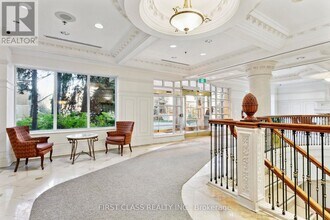 18 Sommerset Way in Toronto, ON - Building Photo - Building Photo