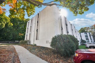 Wayzata Woods in Wayzata, MN - Building Photo