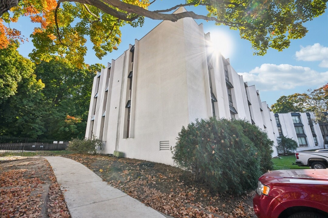 Wayzata Woods in Wayzata, MN - Building Photo