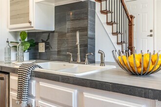 8411 Sands Point Dr in Houston, TX - Building Photo - Building Photo