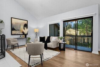 12905 126th Ct NE, Unit L205 in Kirkland, WA - Foto de edificio - Building Photo