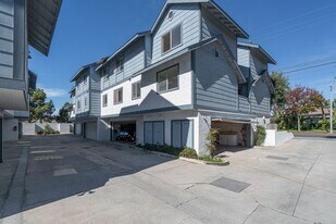 789 W 18th St in Costa Mesa, CA - Building Photo