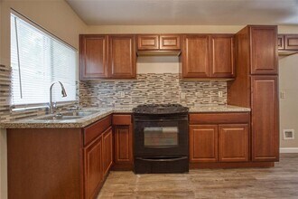 10055 Hardison Ln in Houston, TX - Building Photo - Building Photo