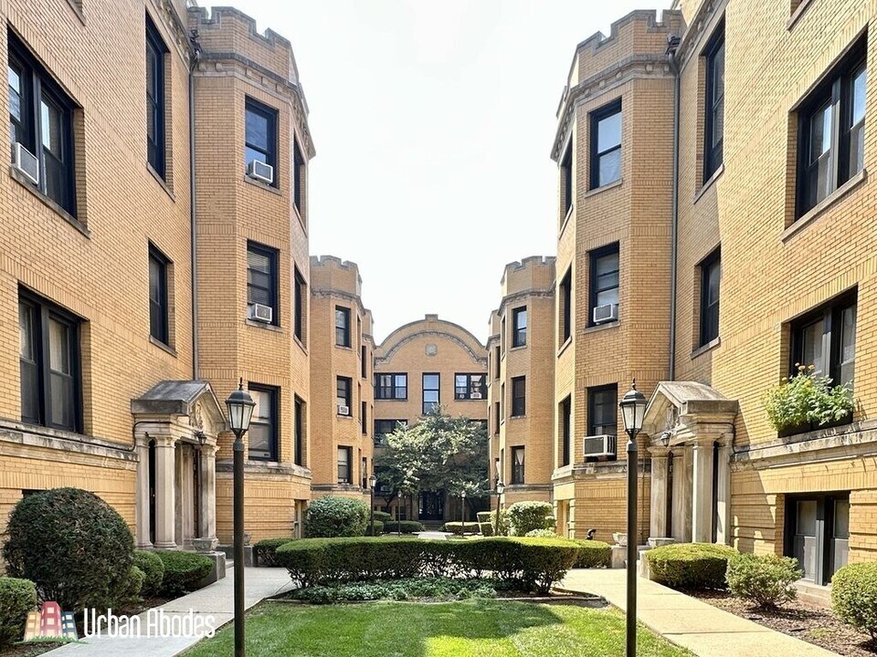 2434 N Sawyer Ave, Unit A08C in Chicago, IL - Foto de edificio