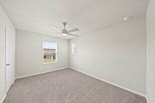 839 Red Oakland Dr in Houston, TX - Building Photo