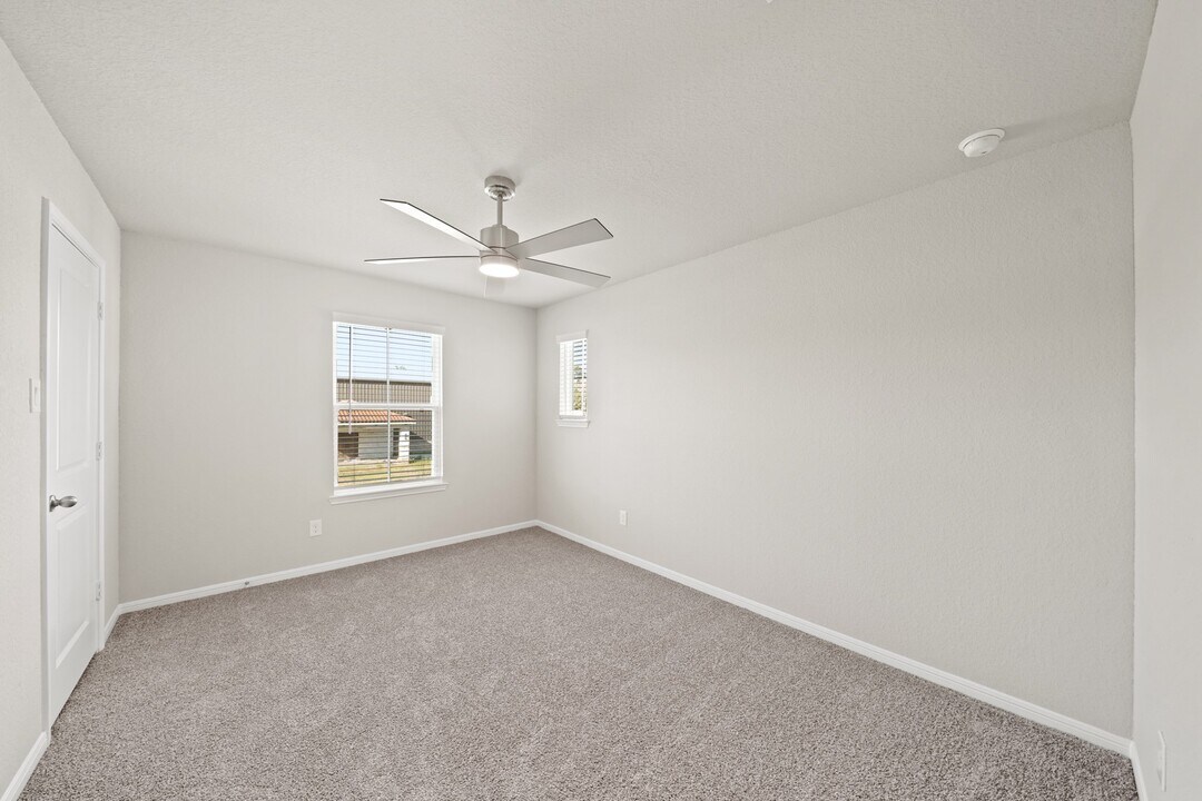 839 Red Oakland Dr in Houston, TX - Building Photo