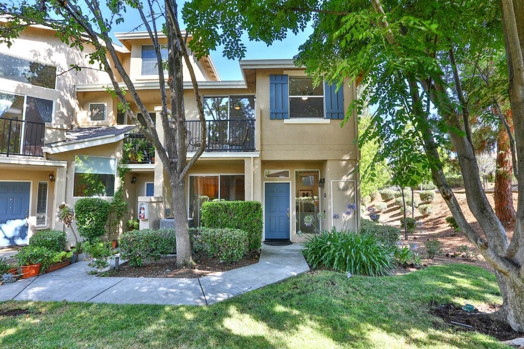 1091 Esparanza Way in San Jose, CA - Building Photo