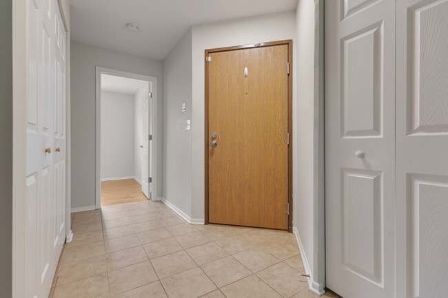 56 N Victoria Ln in Streamwood, IL - Building Photo - Building Photo