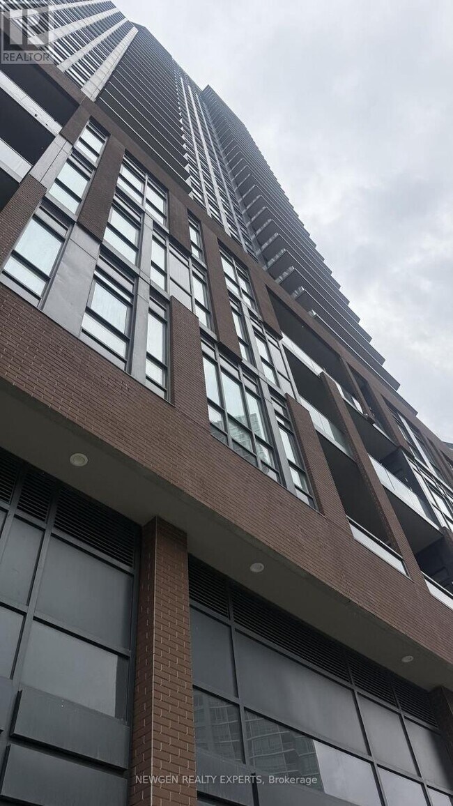 159 Wellesley St E in Toronto, ON - Building Photo - Building Photo