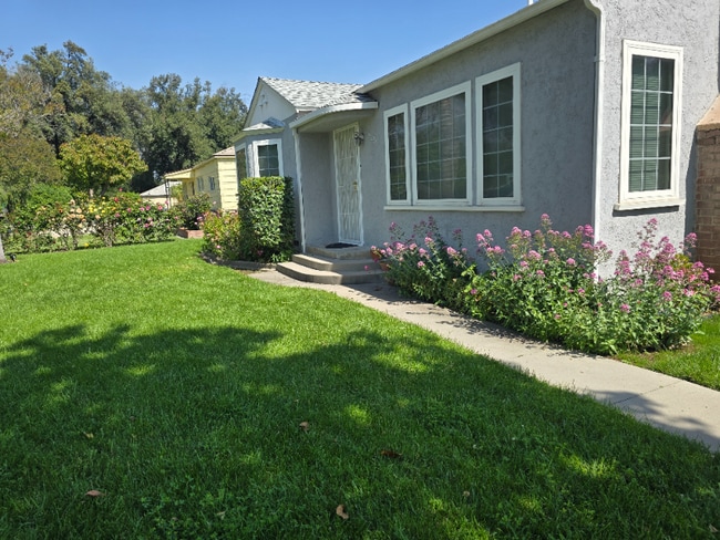 925 W Mirada Rd in San Bernardino, CA - Foto de edificio - Building Photo