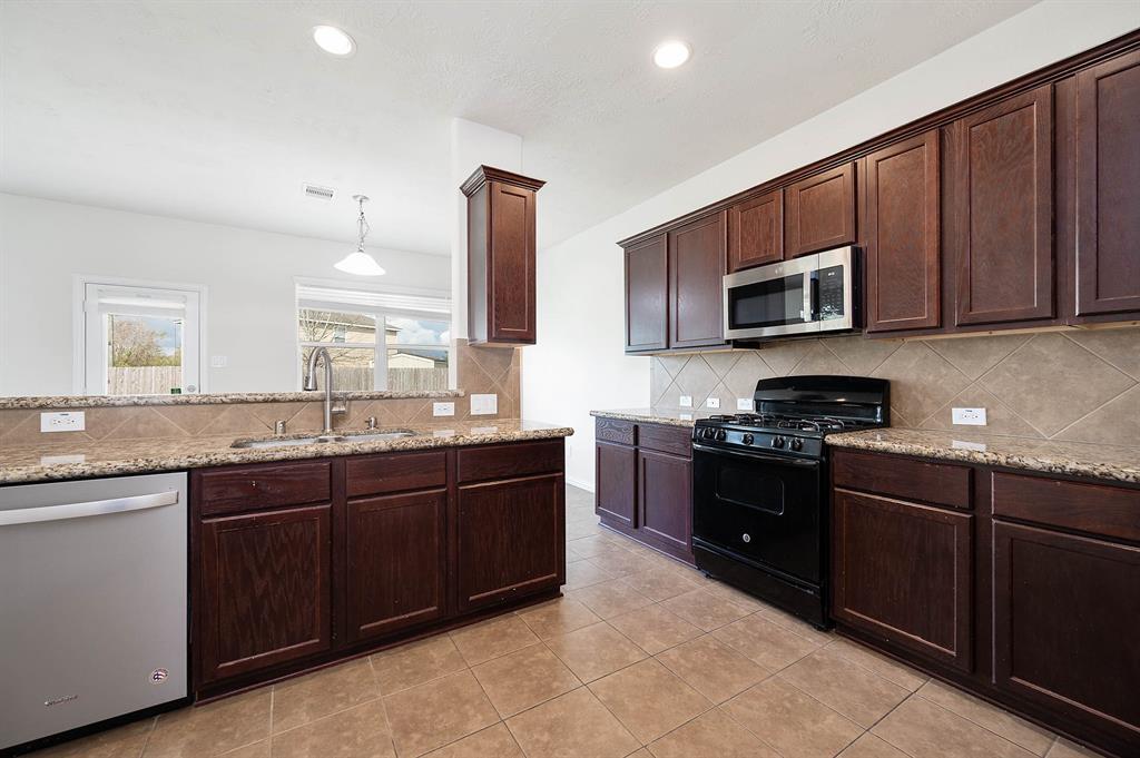 8302 Quest Ct in Rosharon, TX - Building Photo