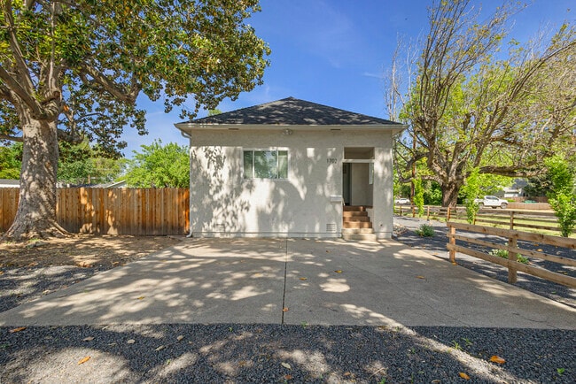 1702 Laburnum Ave in Chico, CA - Foto de edificio - Building Photo