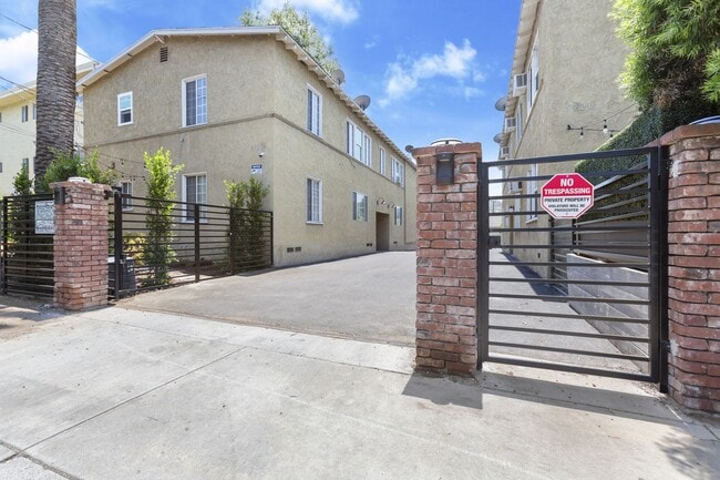 BEAUTIFUL 2 BED - IN HIGHLAND PARK in Los Angeles, CA - Foto de edificio - Building Photo