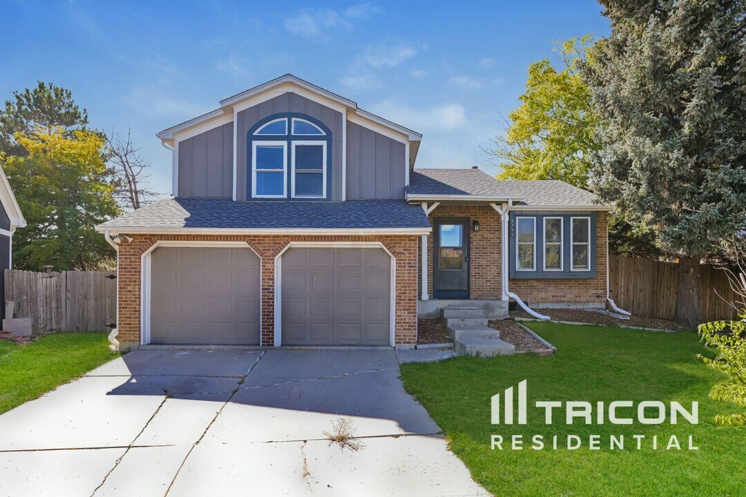 4290 S Halifax Way in Aurora, CO - Building Photo