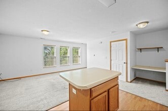 8302 Westown Pkwy in West Des Moines, IA - Building Photo - Building Photo
