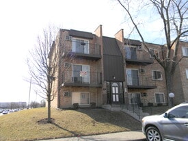 331 Hawthorne Cir, Unit 2 in Mount Prospect, IL - Building Photo