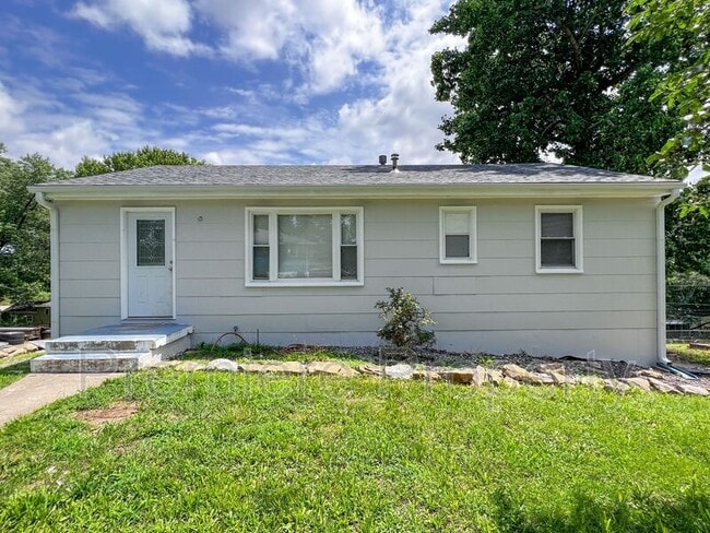 3437 N Poplar Ave
