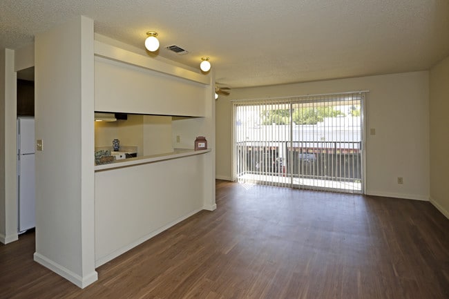 Fulton Oaks Apartments in Sacramento, CA - Building Photo - Interior Photo