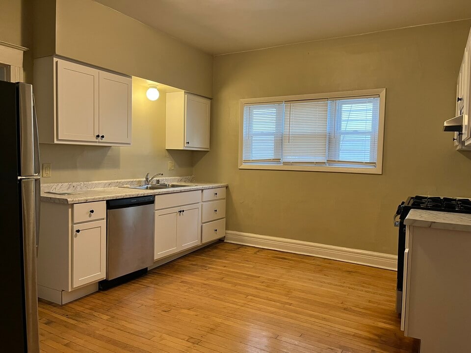 333 E Lincoln Ave, Unit LOWER in Milwaukee, WI - Foto de edificio