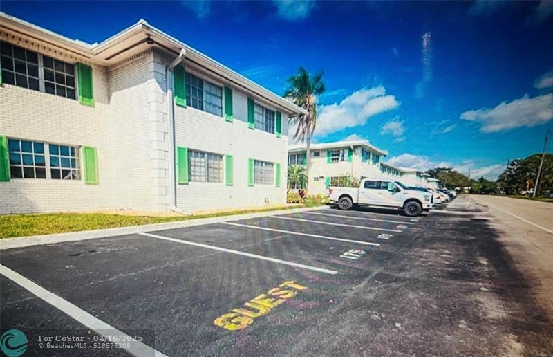 1851 NE 62nd St in Fort Lauderdale, FL - Foto de edificio
