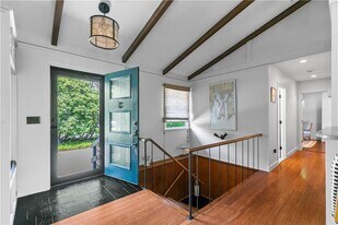 38 Seaview Ave in South Kingstown, RI - Building Photo