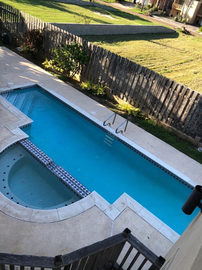 200 W Mesquite St, Unit 4 in South Padre Island, TX - Foto de edificio - Building Photo