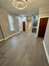 1118 Liverpool St, Unit 102 in Pittsburgh, PA - Building Photo - Building Photo