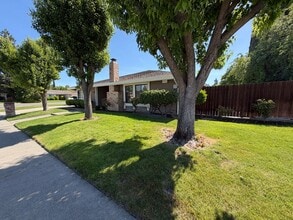 6905 Northshore Way in Sacramento, CA - Building Photo - Building Photo