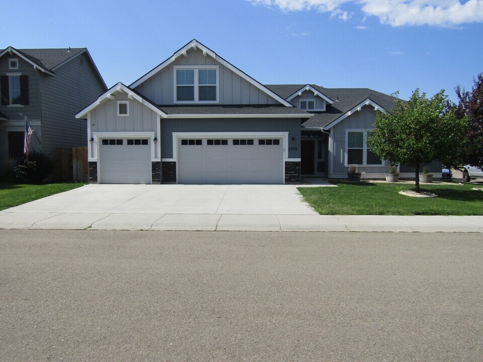 5299 N Zamora Way in Meridian, ID - Building Photo
